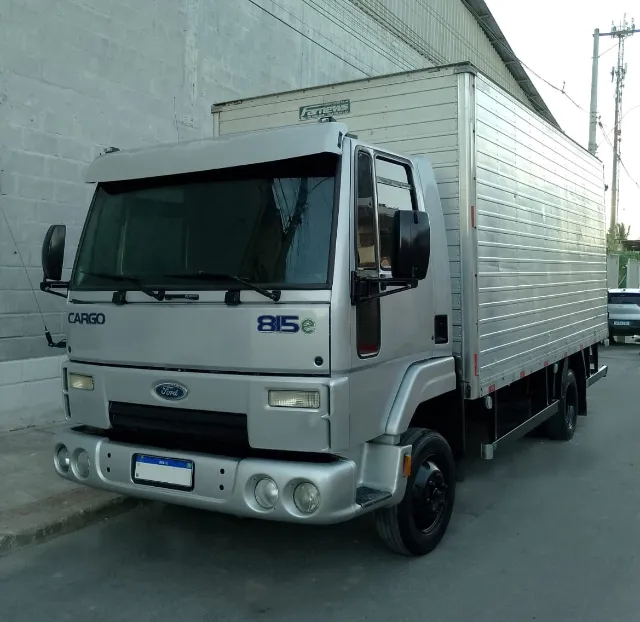 Ford Cargo 815 - 2011 - Baú - Com rampa HBZ nova - Impecável