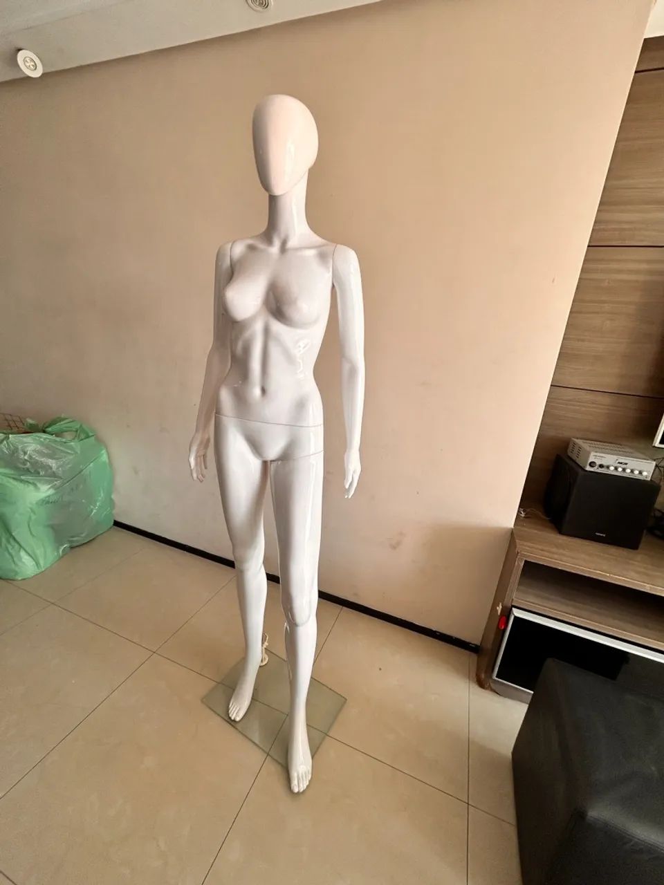 Manequim pose de fibra Feminino Branco em Perfeito Estado - Foto 2