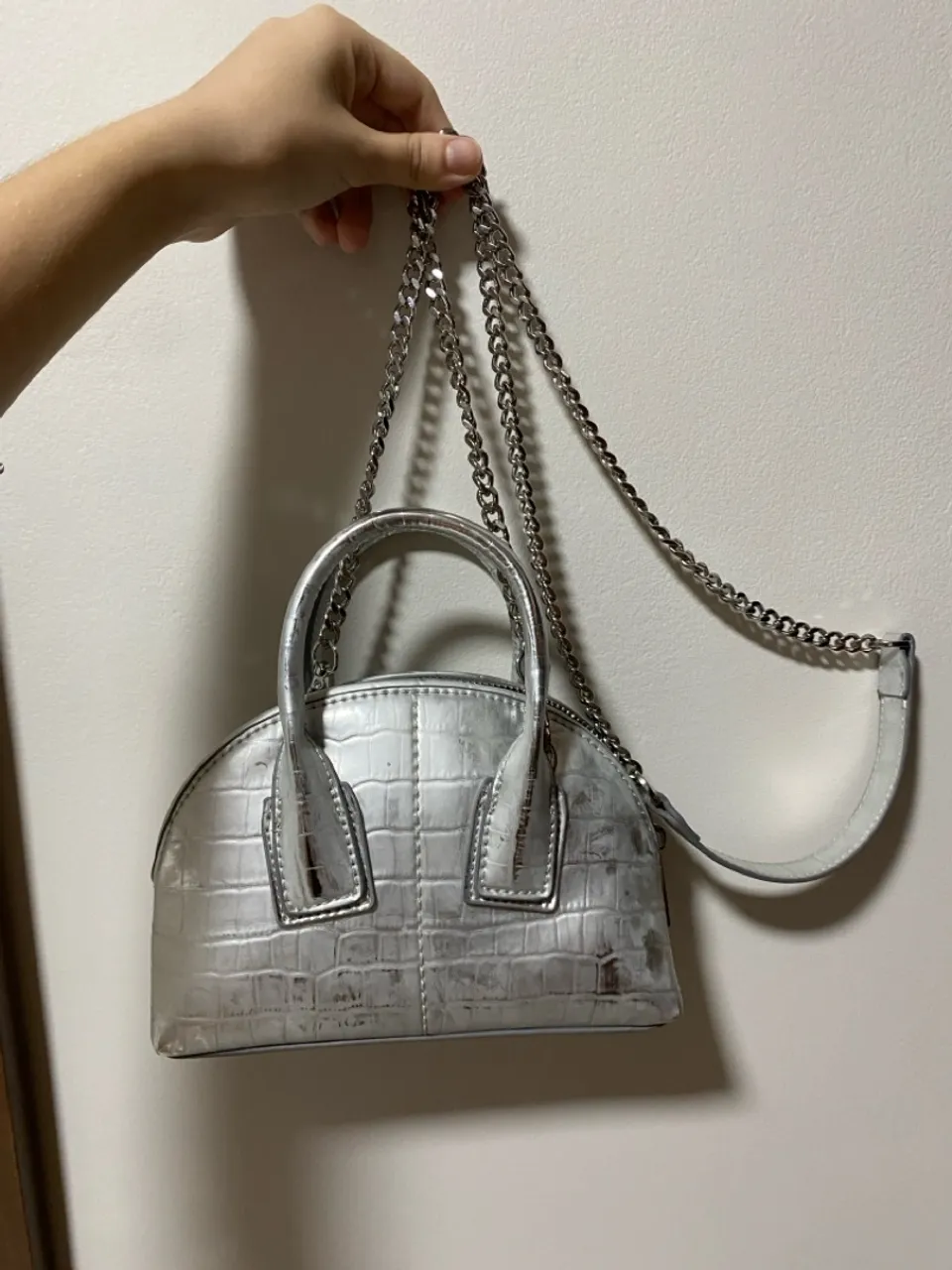 Bolsa Zara prateada com corrente