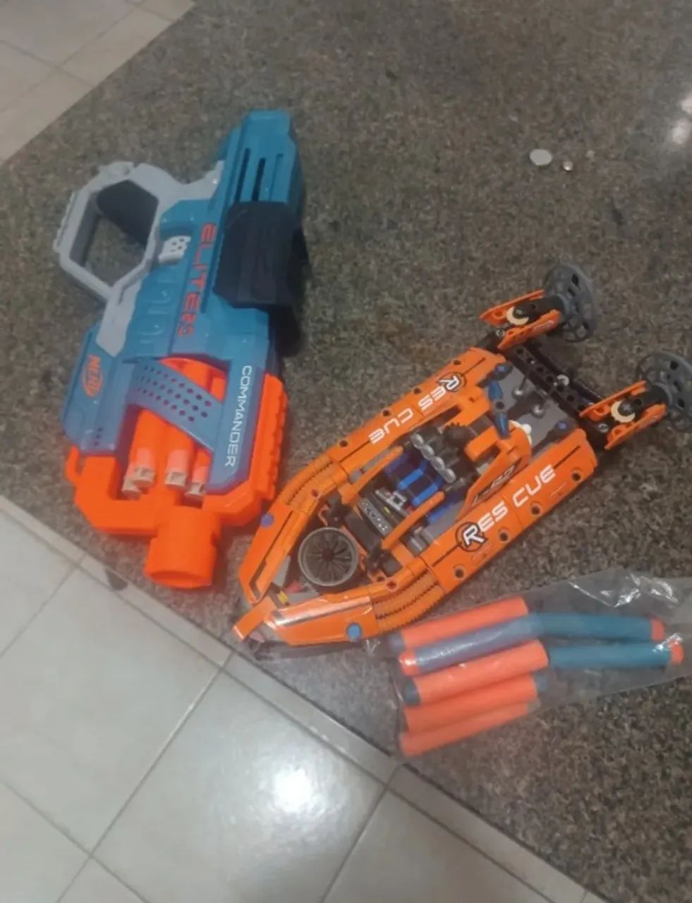 Kit Nerf 6 disparos automáticos + Lego barco original R$180,00 buscar Carrefour Zona Sul 