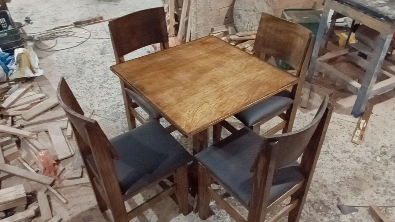 Conjunto de mesa com 4 cadeiras de madeira - Foto 4