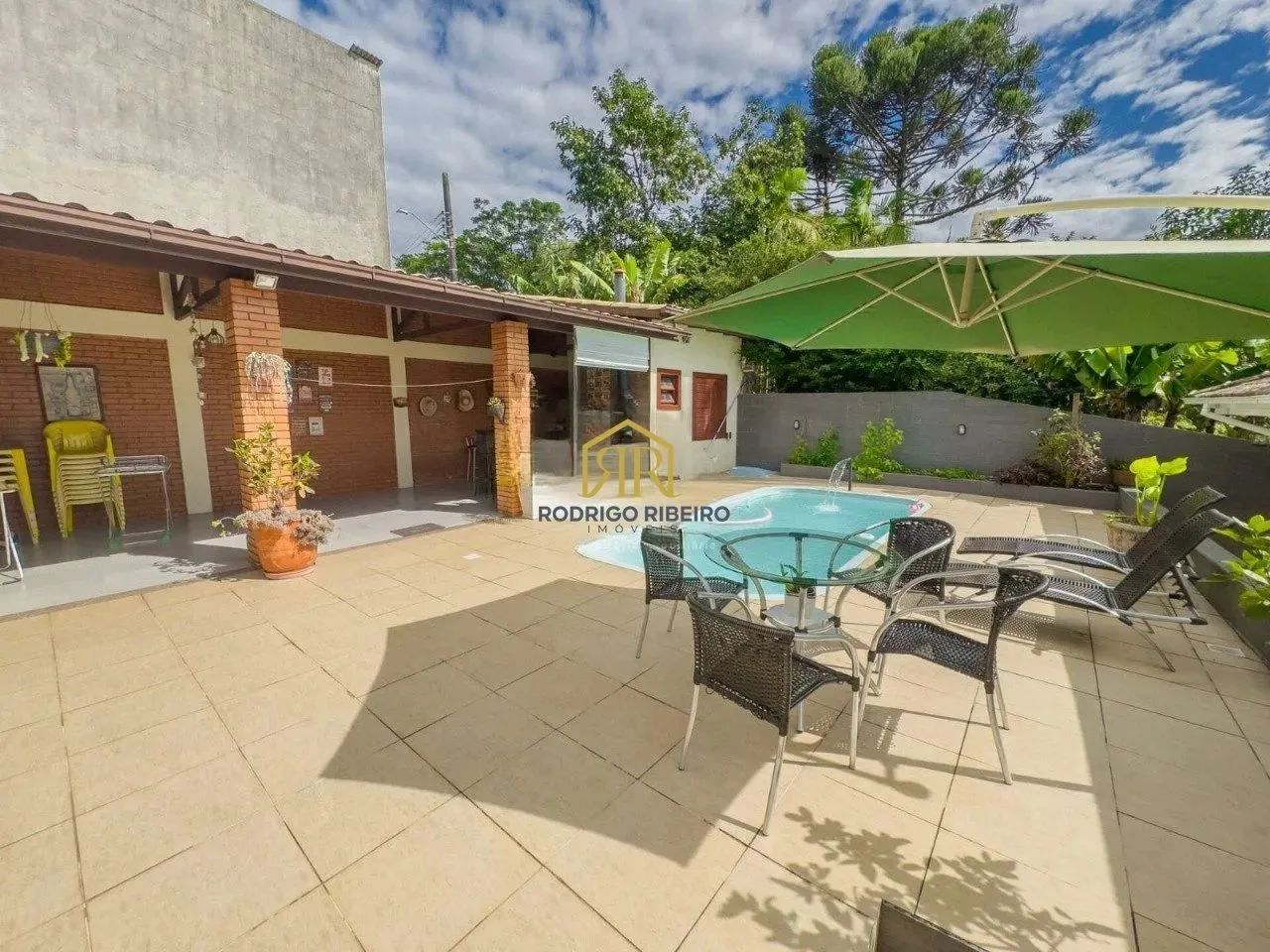 Casa ampla: 05 dormitórios e piscina na Carvoeira