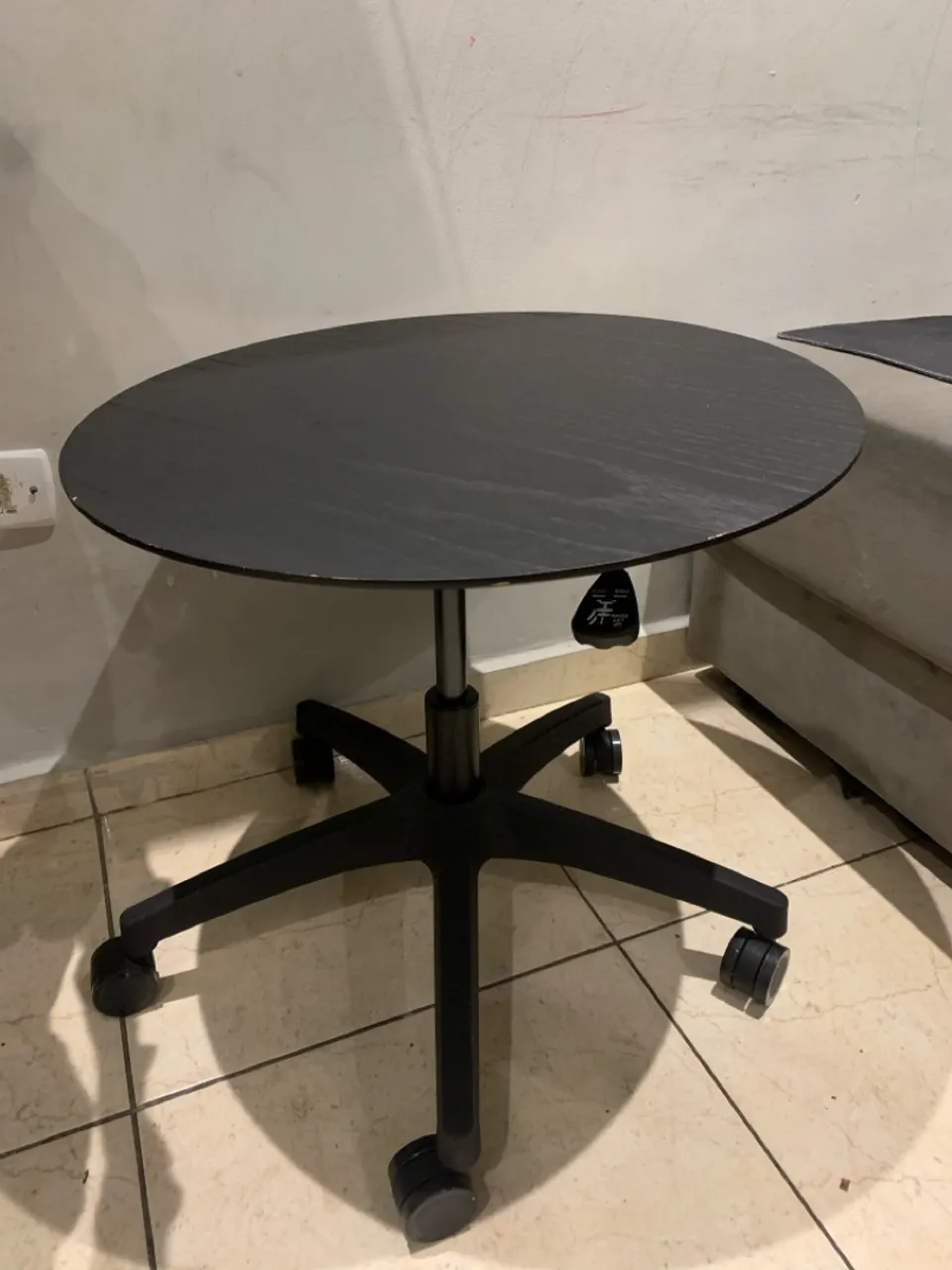 Mesa de apoio redonda preta com rodinhas