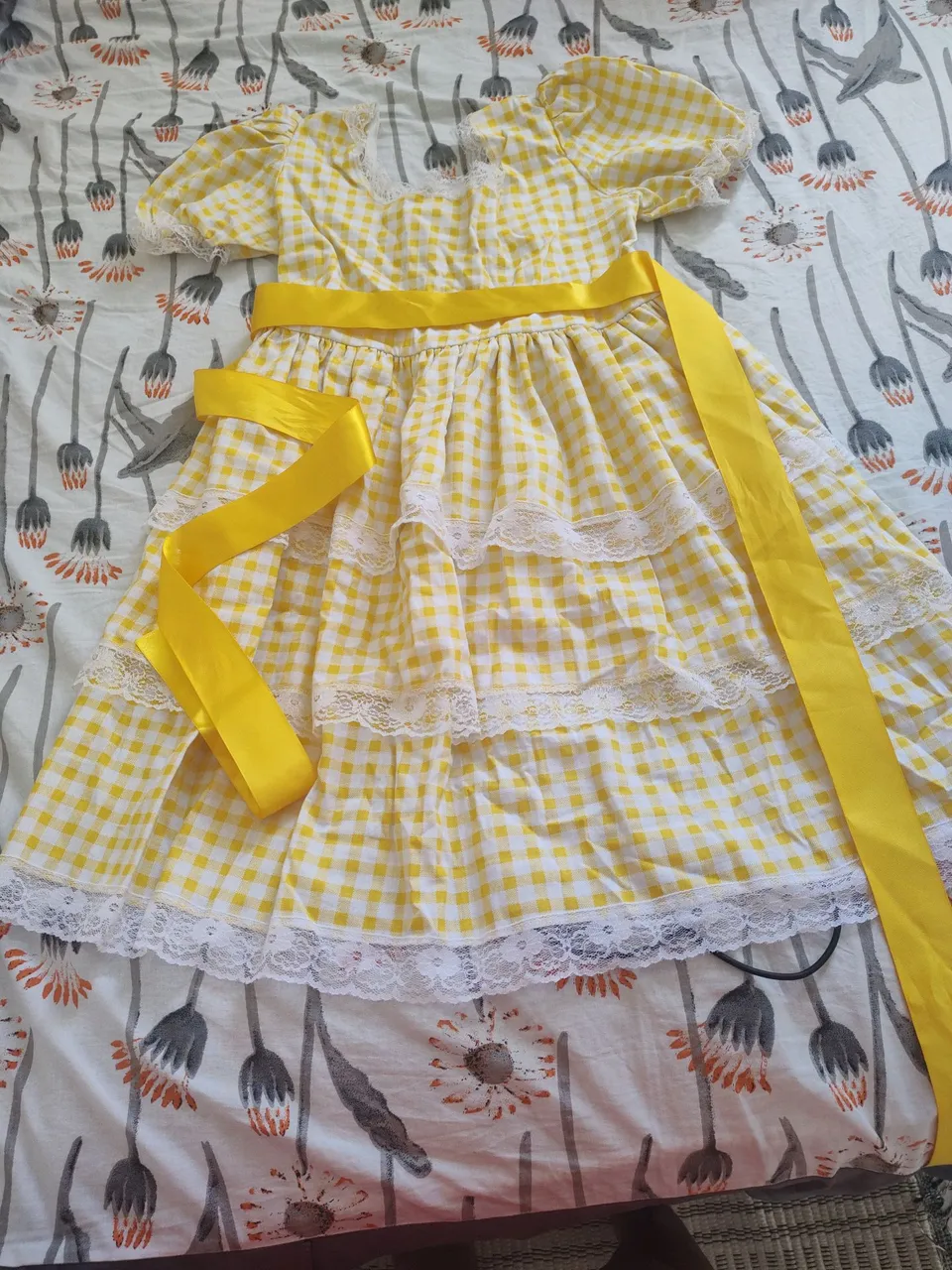 Vestido Gingham Amarelo com Detalhes em Renda