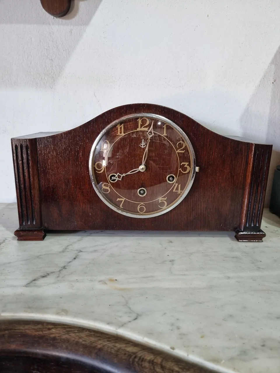 Relógio de mesa antigo em madeira