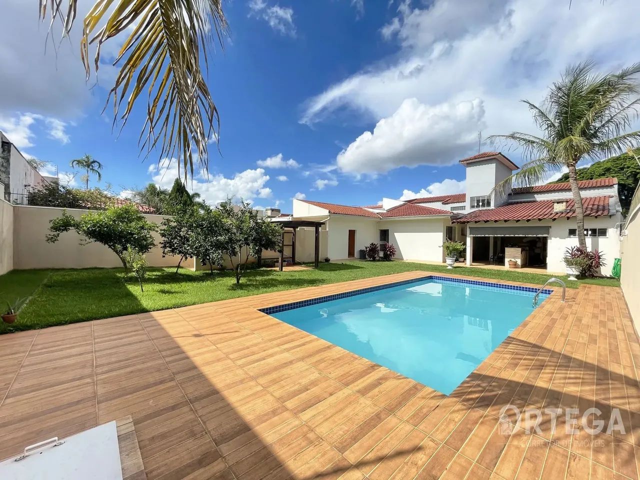 Casa para venda com 4 quartos em Maringá - PR