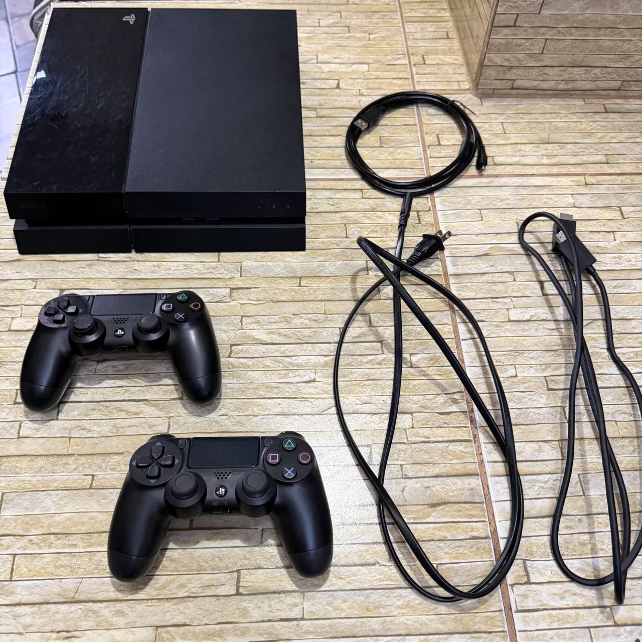 Ps4 com 2 manetes e 2 jogos digitais 