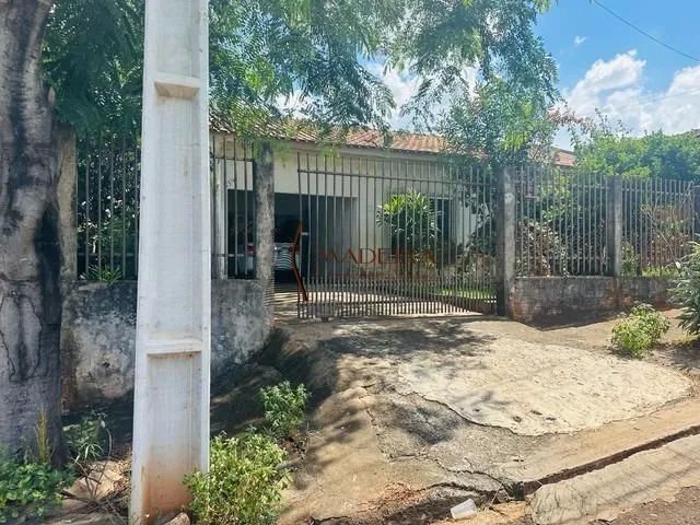 Casa à Venda em Conjunto Habitacional Requião, Maringá - PR