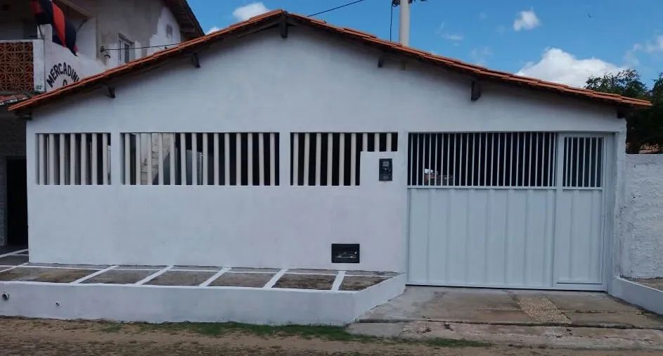 ALUGA-SE  ESTA  CASA  POR  TEMPORADA  E  FINAIS  DE  SEMANA