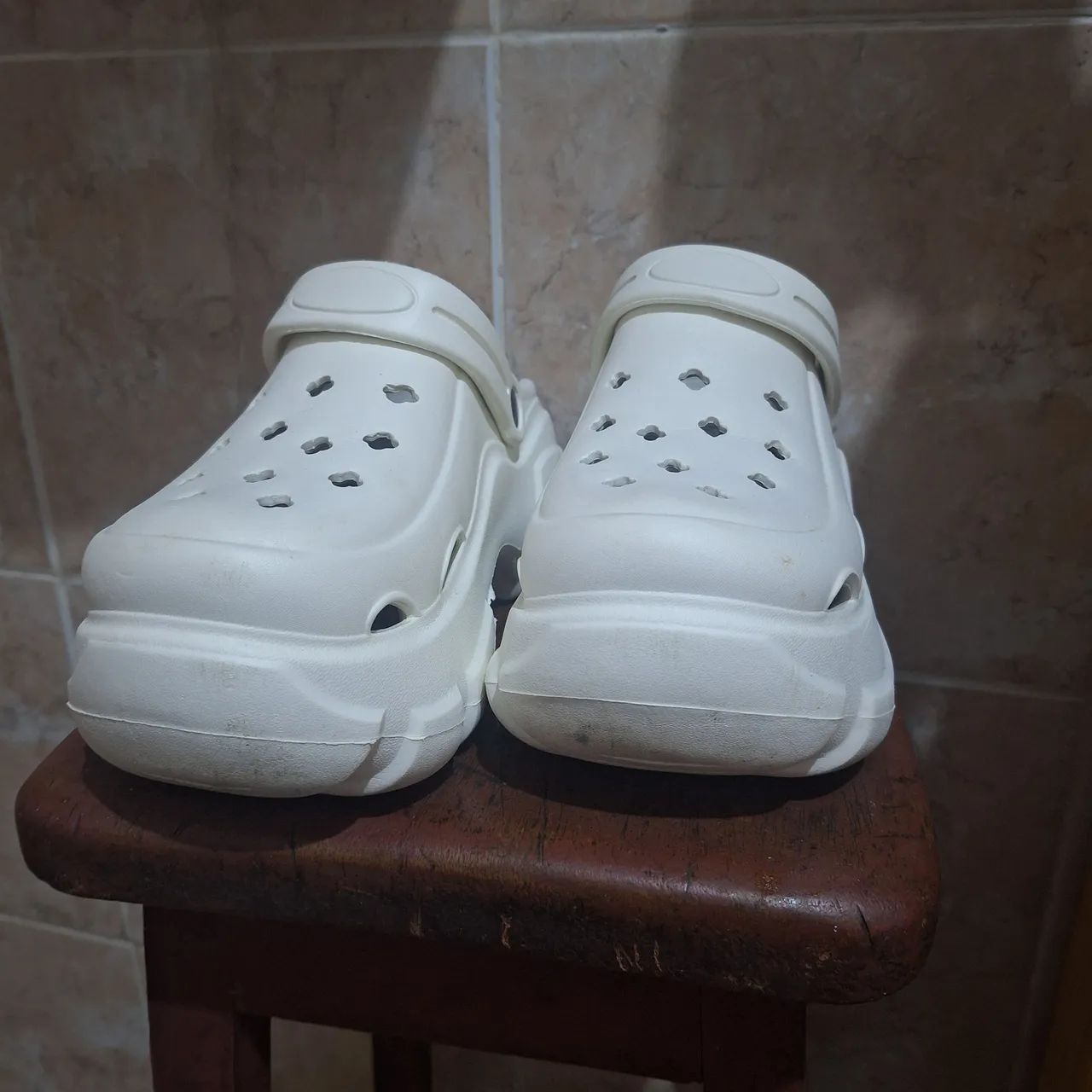 Sapato babuche estilo Crocs Cuccoo shein plataforma branco com pins - Foto 2