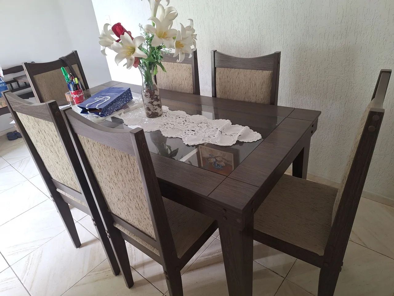 Vendo mesa de jantar com 6 cadeiras estofadas - Foto 4