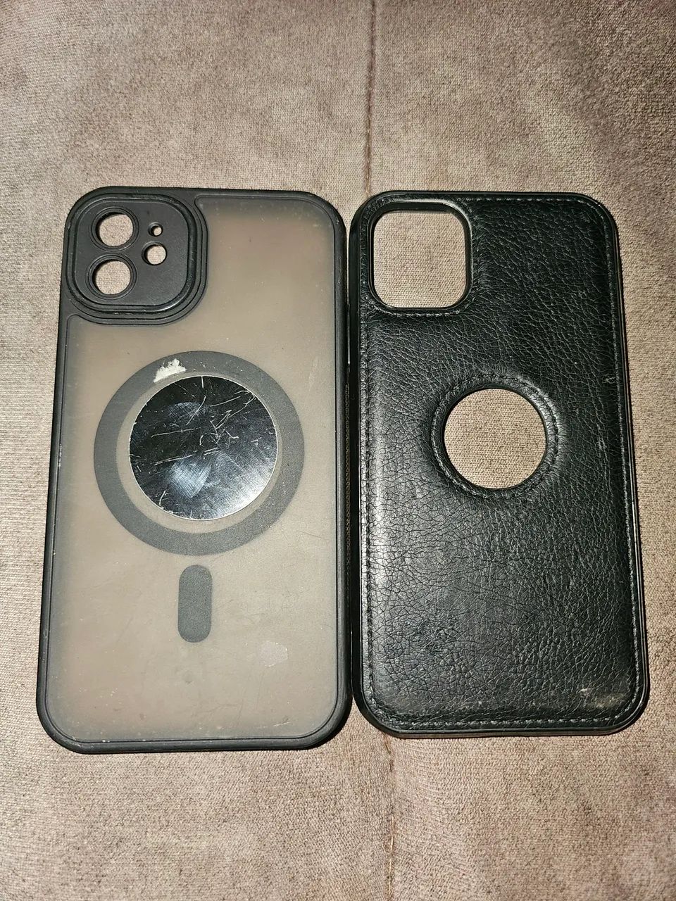 2 capinhas iPhone 11 usada mas novas uma e de couro .