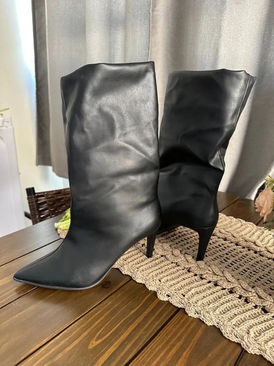 Bota bico fino feminina