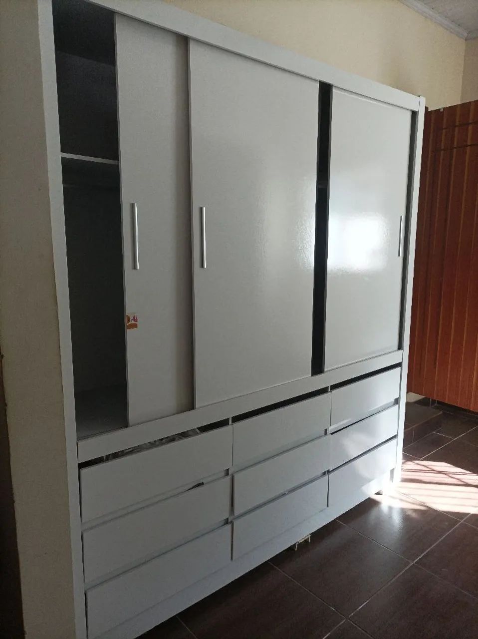 Guarda-roupa espaçoso 