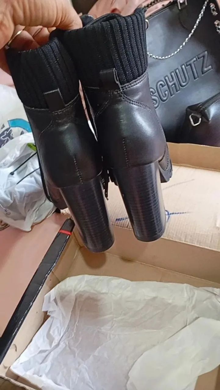 Bota preta semi nova, ótimo material  - Foto 3