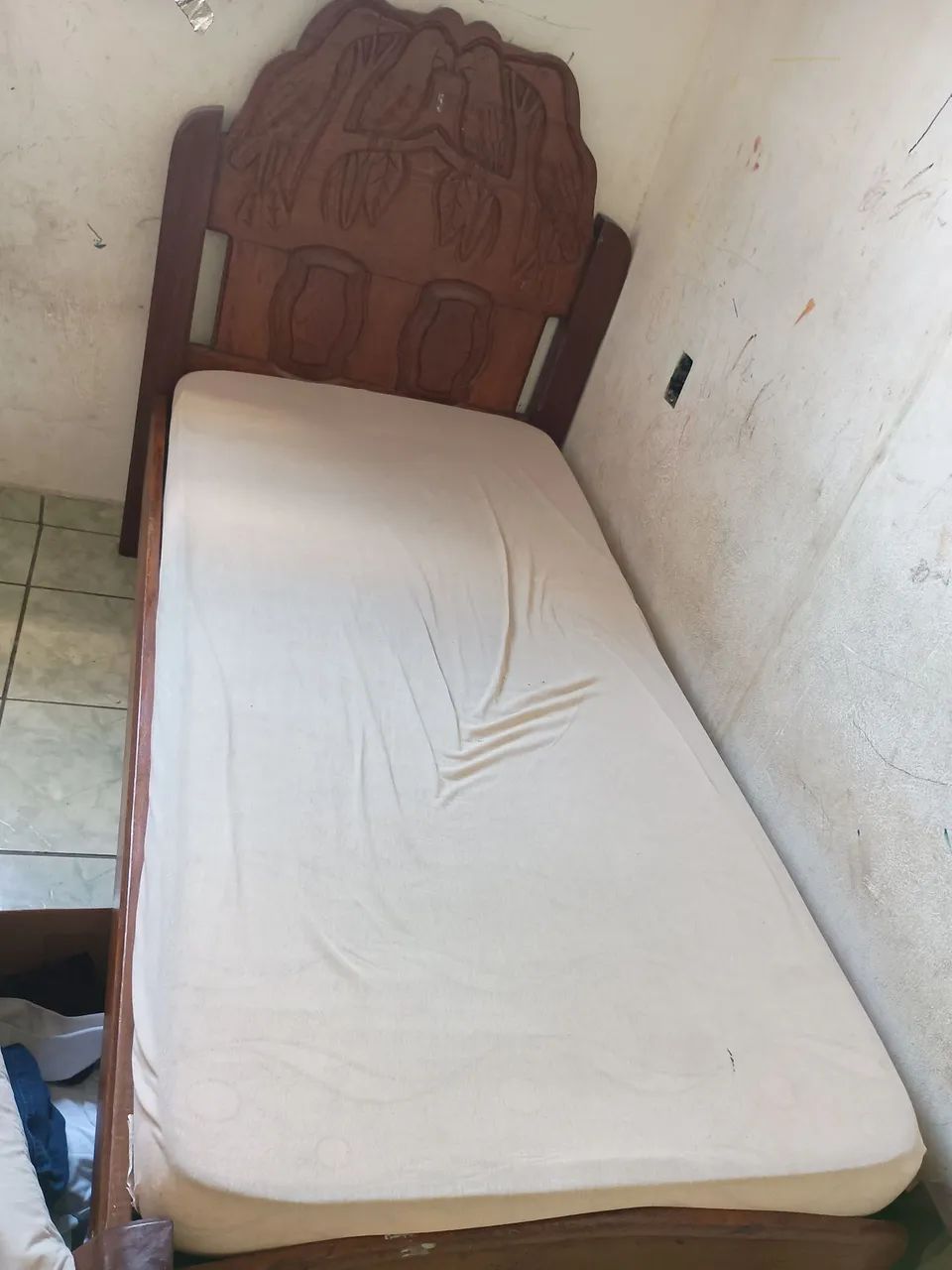 cama de solteiro em madeira