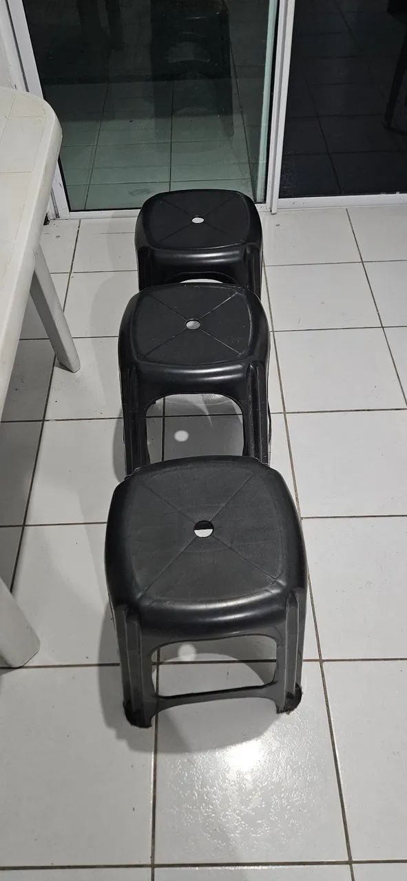 Mesa com três bancos de plástico - Foto 5