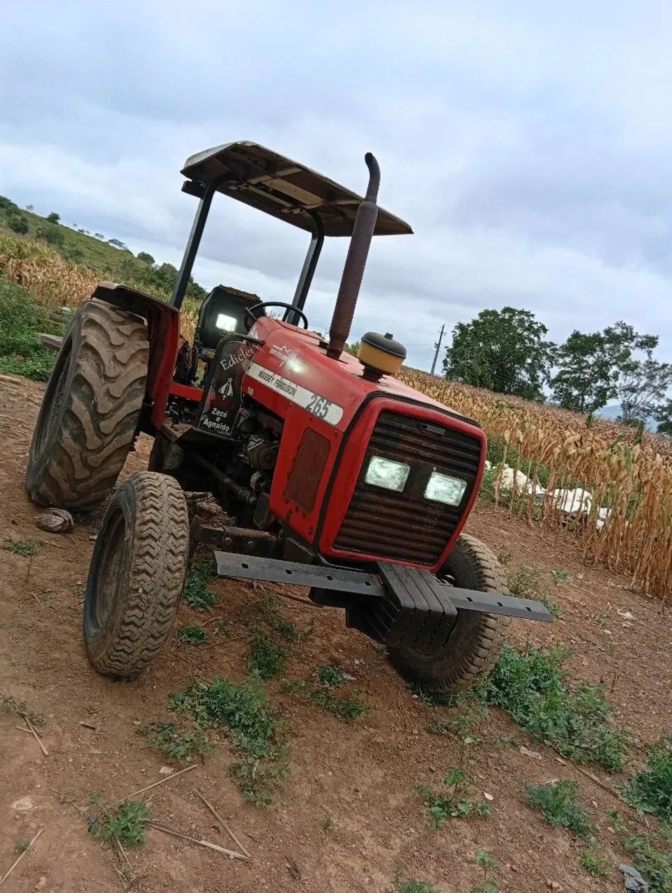 Vende-se trator 