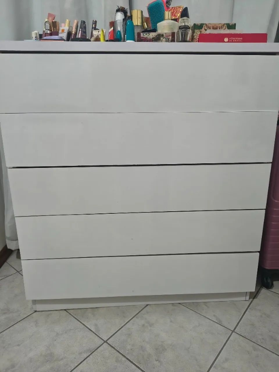 Cômoda branca com 5 gavetas 