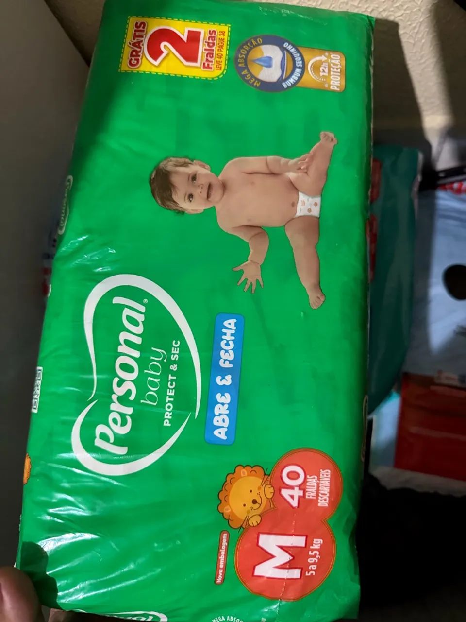 3 pacotes de fralda sendo 2 M personal e 1 G Huggies 