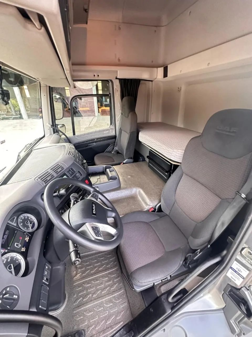 CAMINHÃO PLATAFORMA DAF CF 310 8X2 SPACE CAB AUT - Foto 5