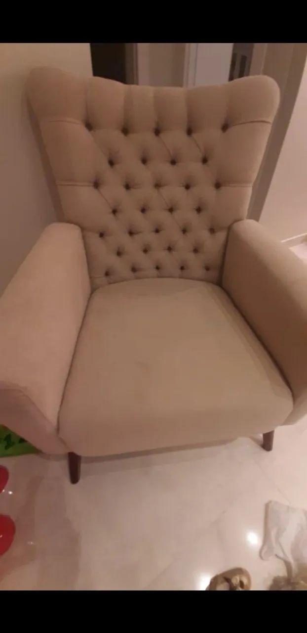 Poltrona  em linho nova  em capitonê de R$2.890,00 por R$1.499,90