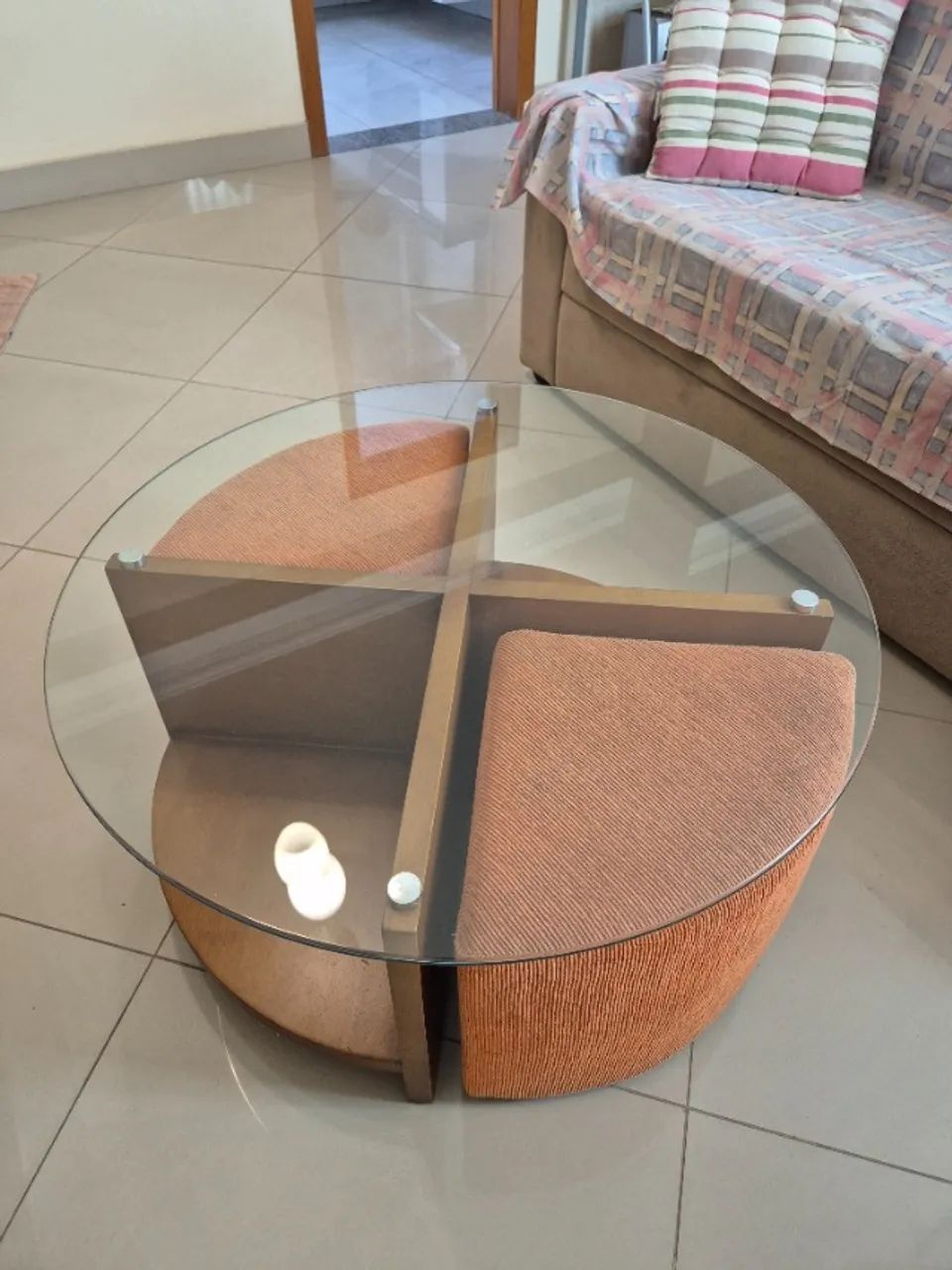 Mesa de centro redonda com tampo de vidro com 2 puffs
