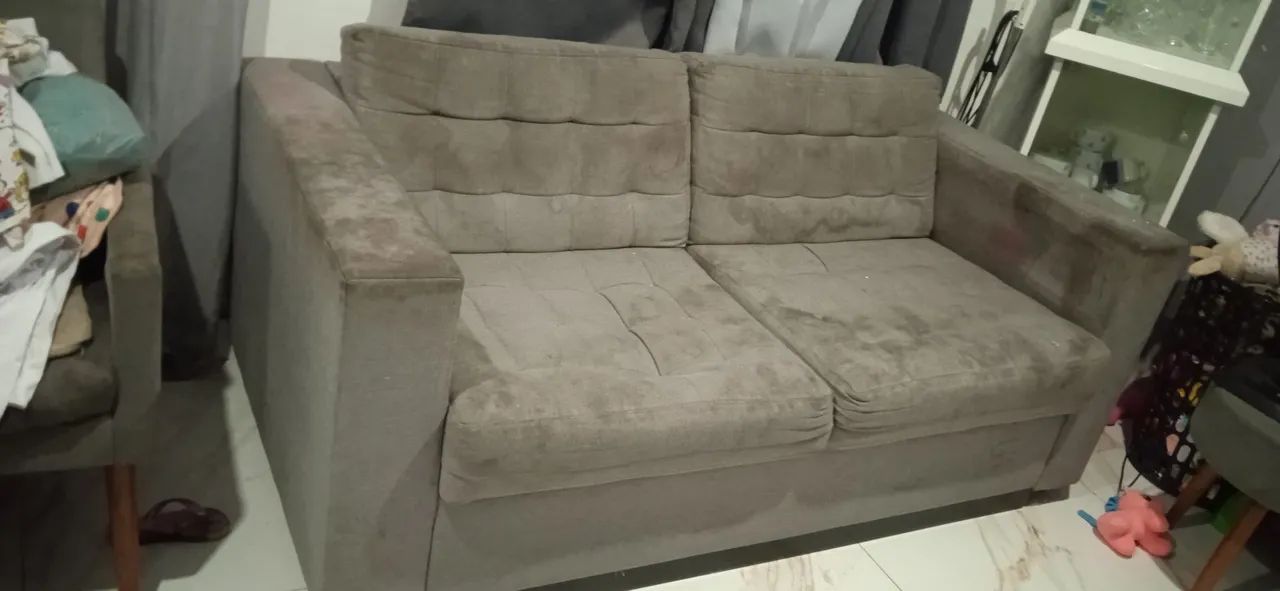 Vendo sofá 2 lugares espaçoso. 