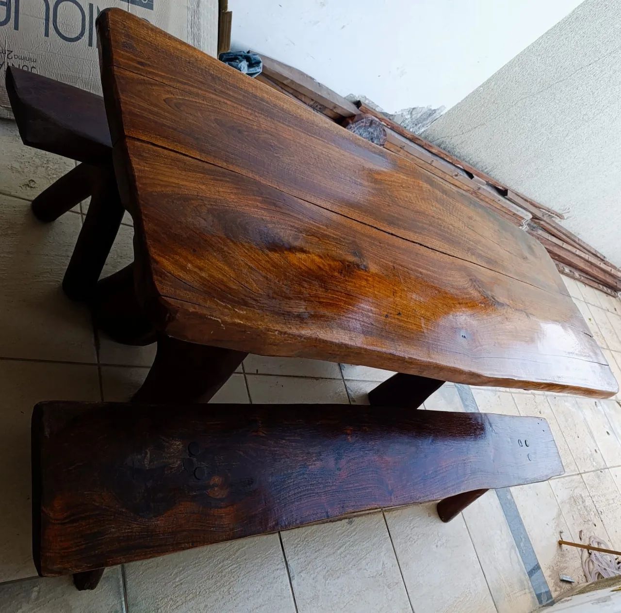 Mesa de Madeira Rústica com bancos de madeira
