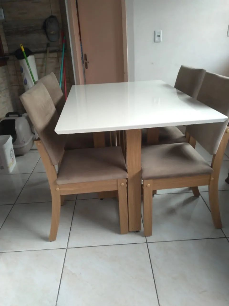 Mesa de jantar retangular, mais 04 cadeiras estofadas - Foto 2