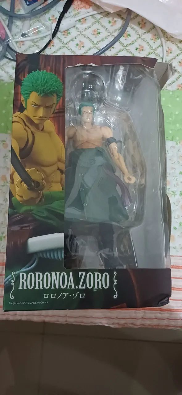 Action figure Zoro bootleg danificada