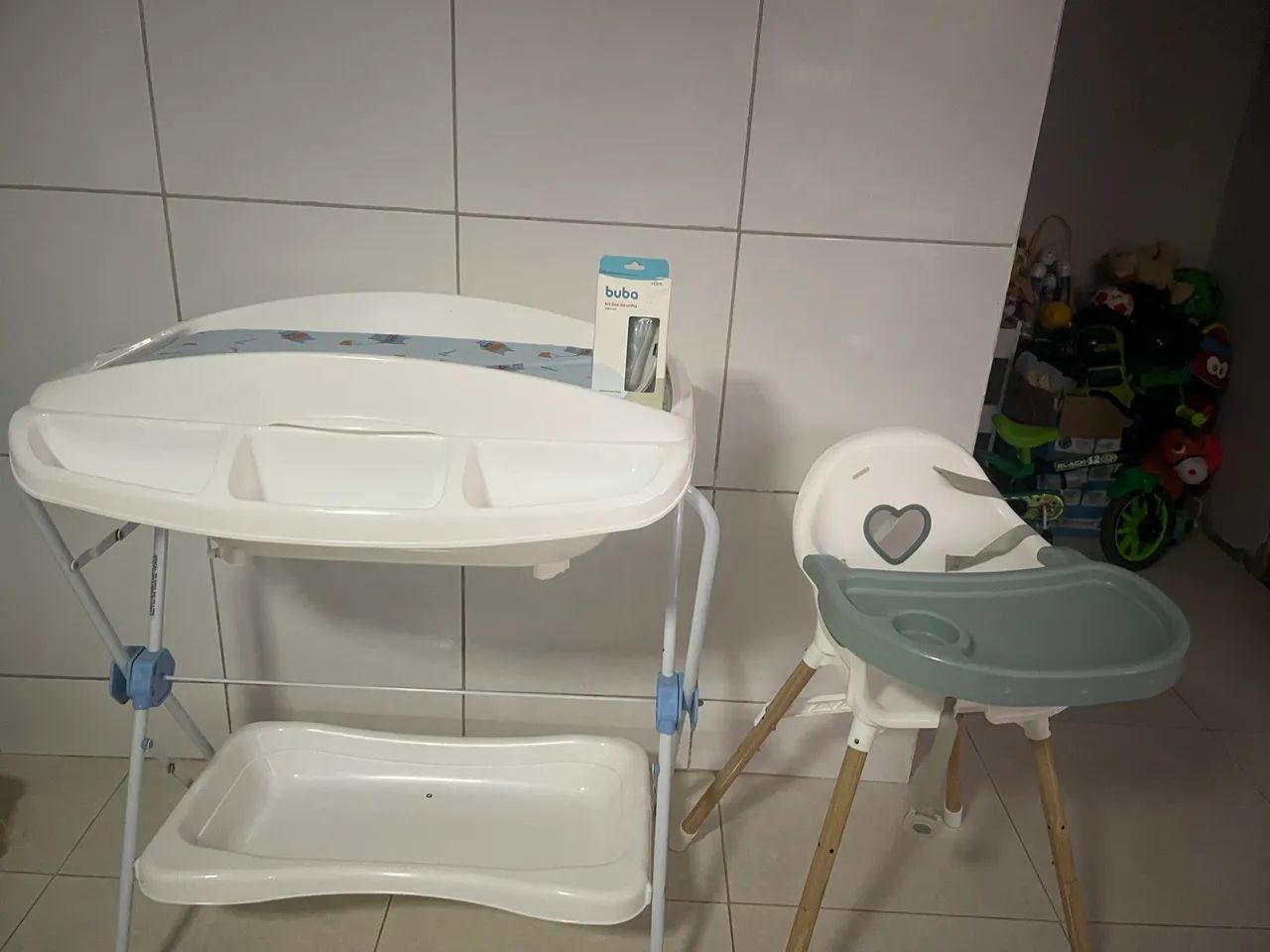 Banheira e cadeira de alimentação e cortador de unha