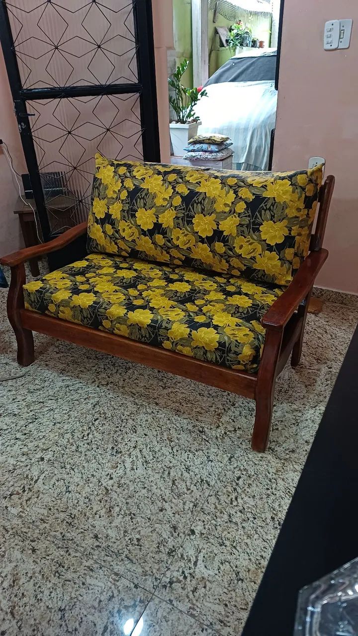 Sofá 2 lugares Madeira maciça com almofadas  - Foto 2