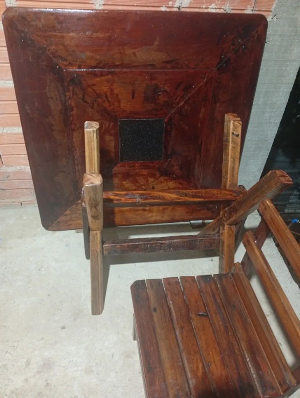 Mesa de madeira maciça com 4 cadeiras maciça 