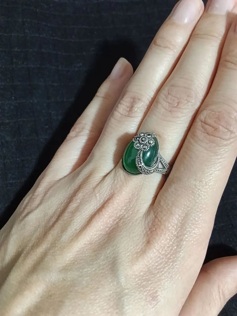 Anel em prata 925 com marcassitas e pedra verde central