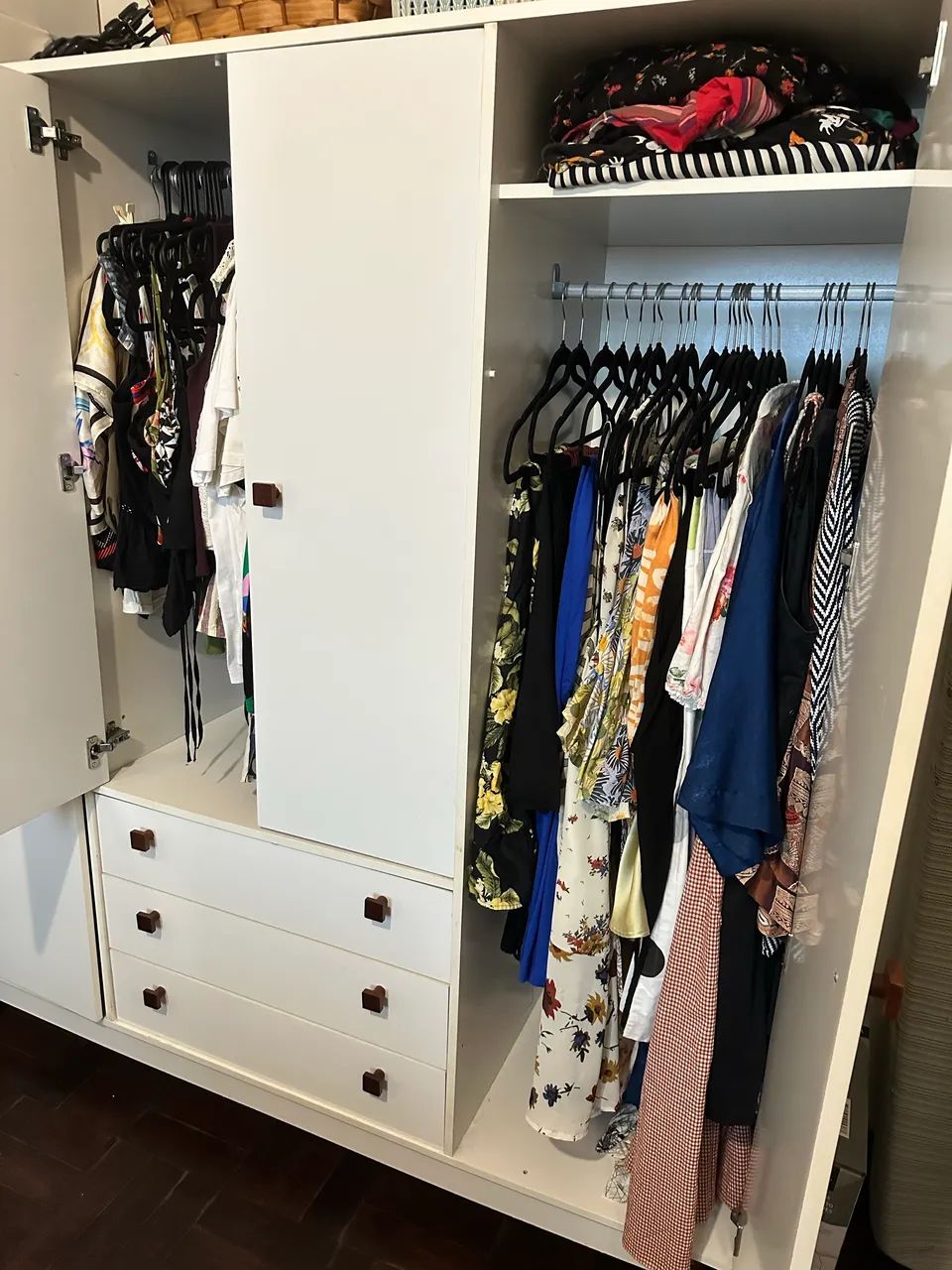 Guarda roupa Branco com 4 portas e 2 gavetas em MDF - Foto 2
