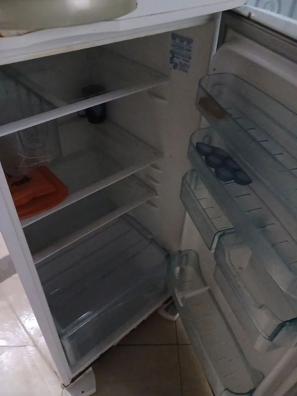 Vendo uma geladeira  valor 150 - Foto 2