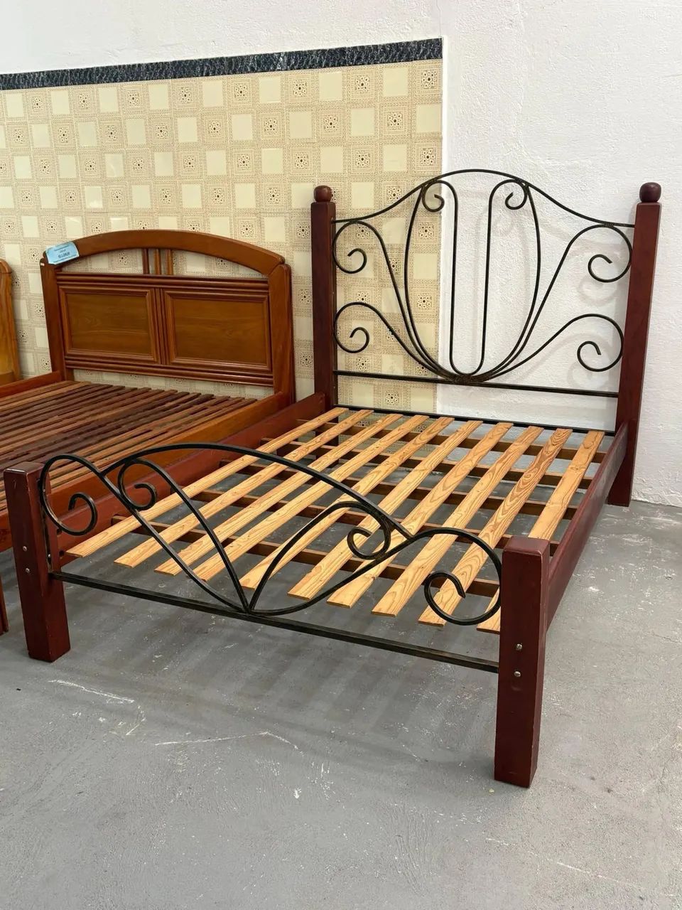 Cama de casal com pés e cabeceira de ferro - Foto 5
