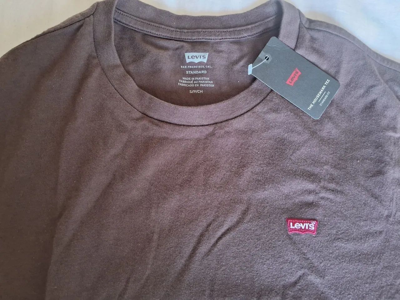 Camiseta Levis original marrom