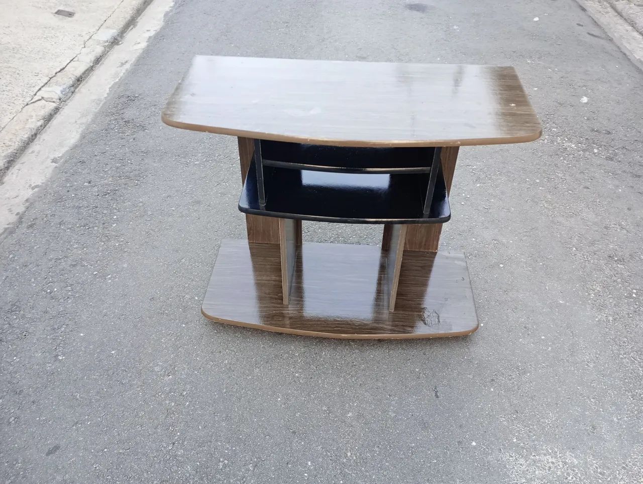 Rack para TV Amadeirado com Rodinhas - Bom Estado