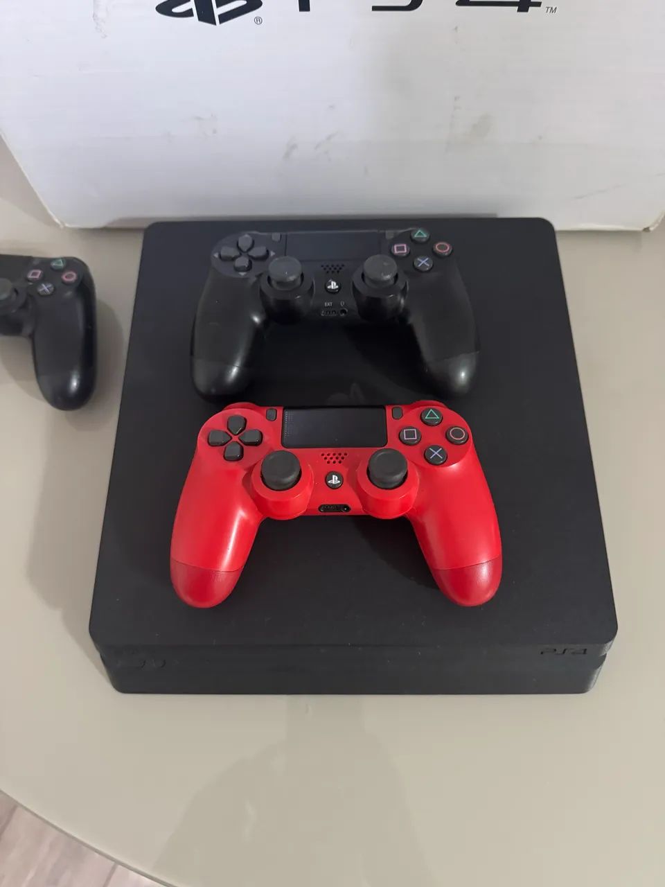 Ps4 Slim 1 TB - 03 Controles, cabo de força e 03 cabos de carregar - Foto 3