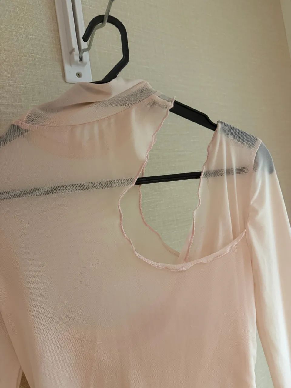 Blusa transparente manga longa decotada - Foto 3