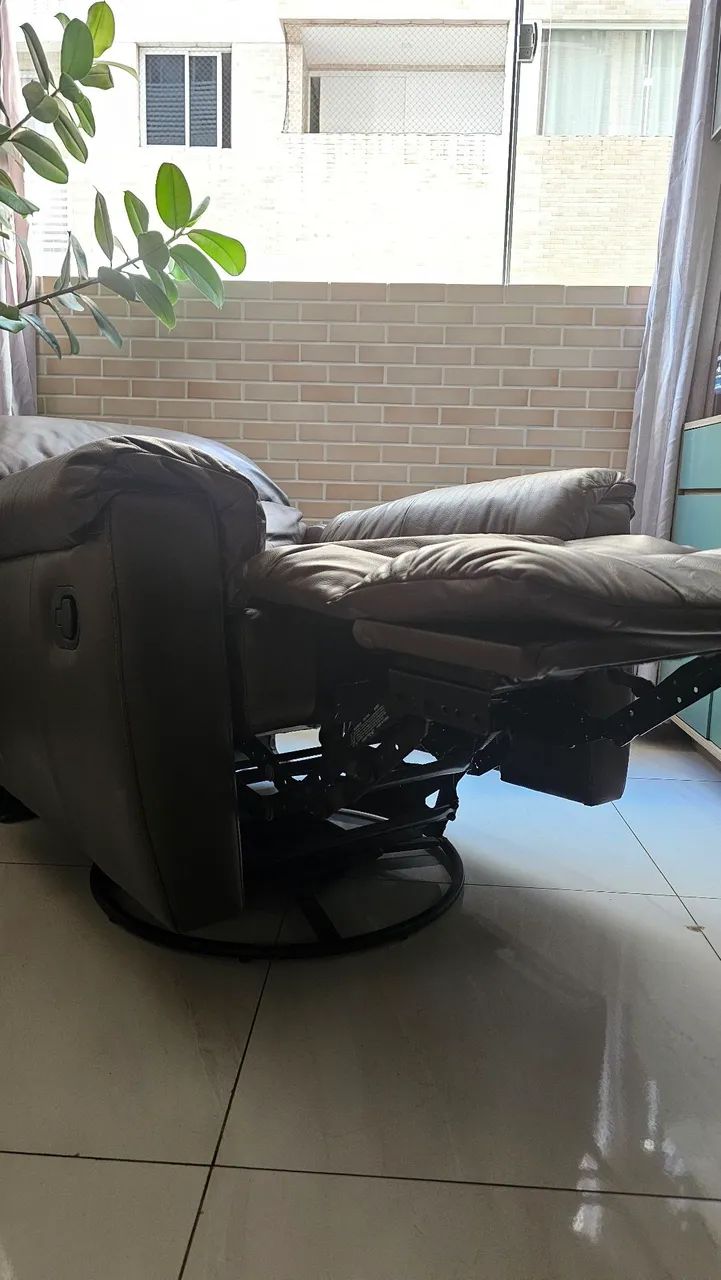 Vendo Poltrona Reclinável Couro Legítimo  - Foto 3