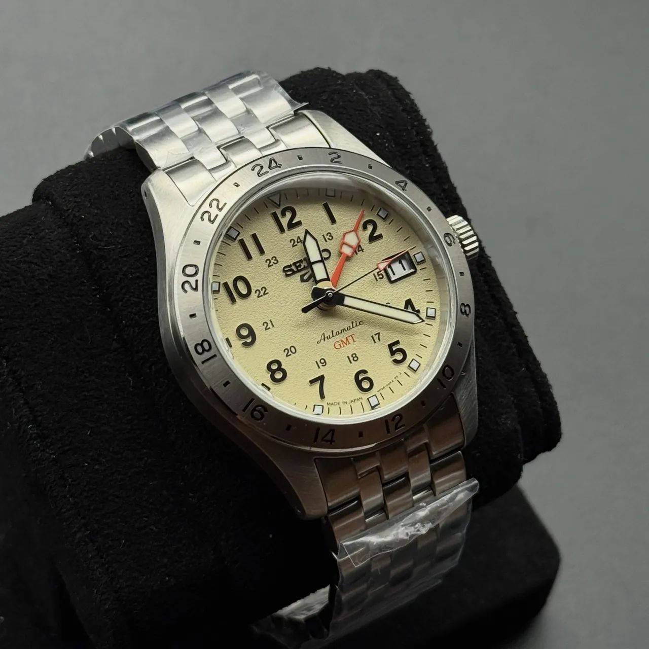 Seiko 5 Sport Field GMT  - Foto 2