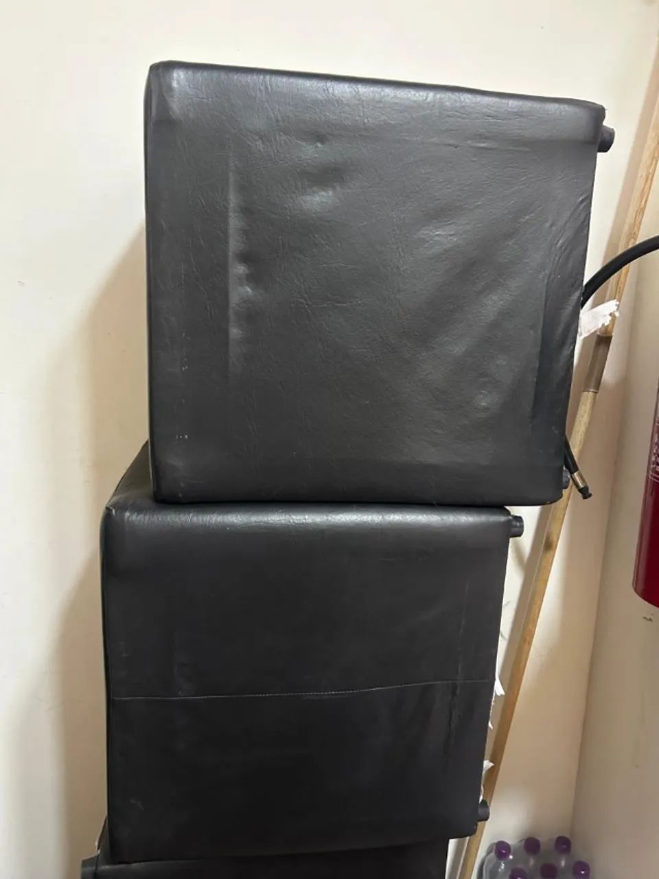 Vende-se 4 Puffs Pretos