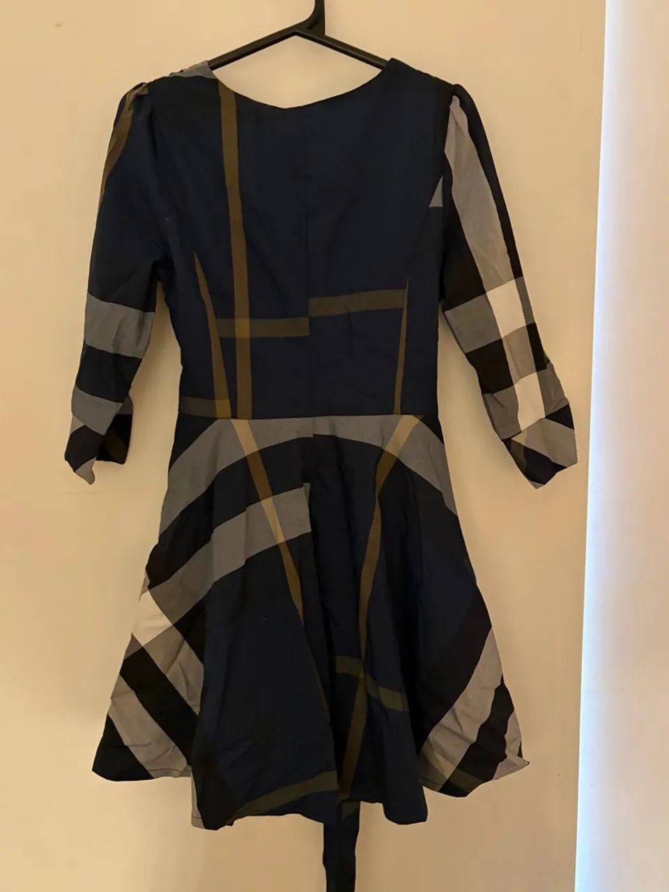 Vestido Burberry xadrez com cinto - Foto 3