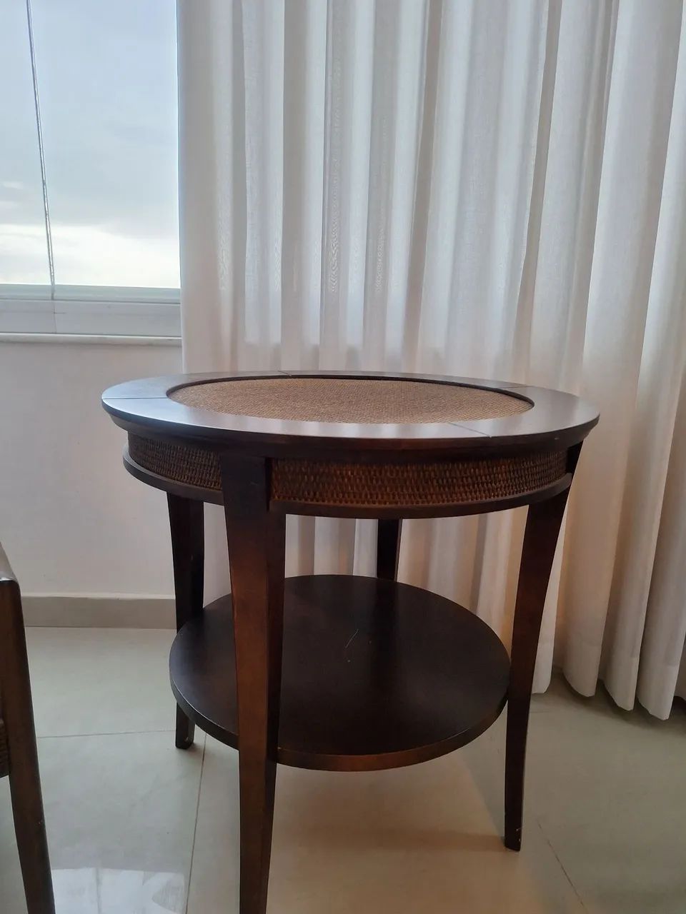 Slightly used chairs and table for decoration.65562846306946122