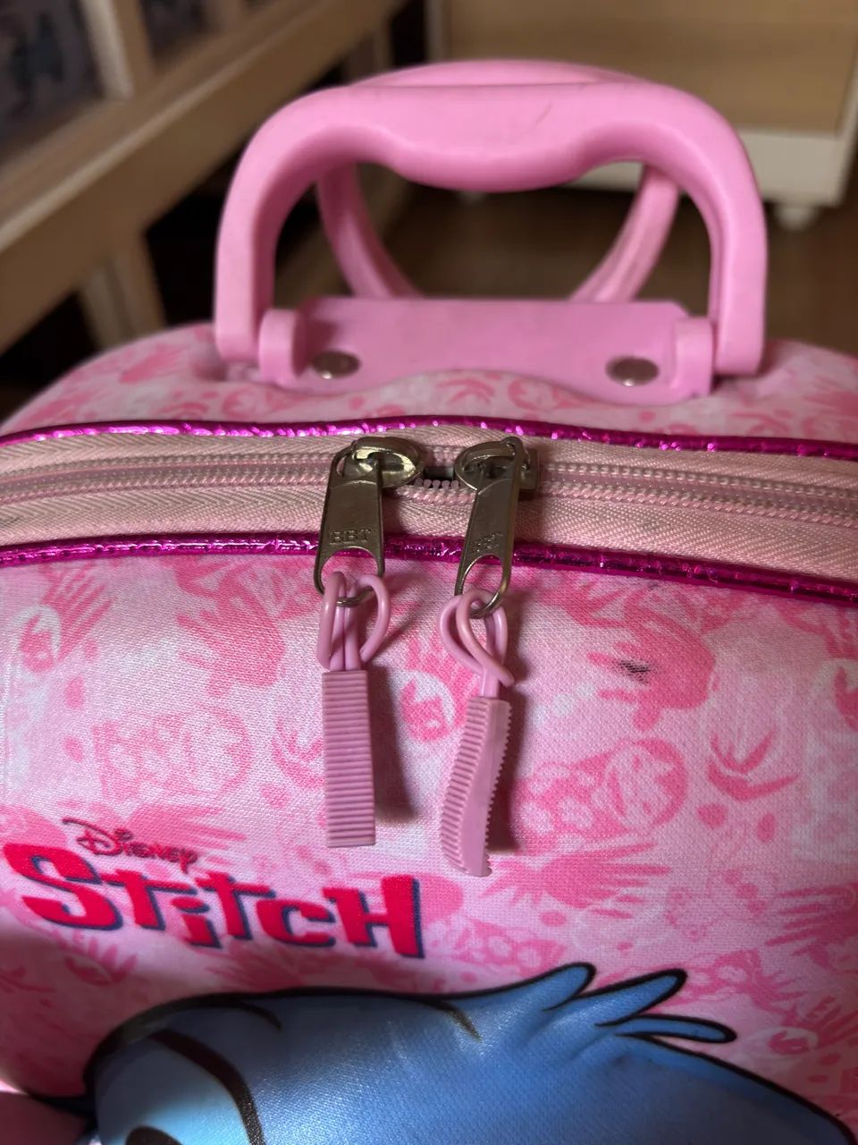 Mochila escolar Stich com rodinhas - Foto 2
