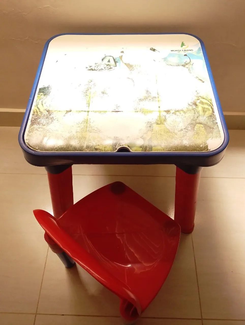 Mesinha de plástico com cadeira
