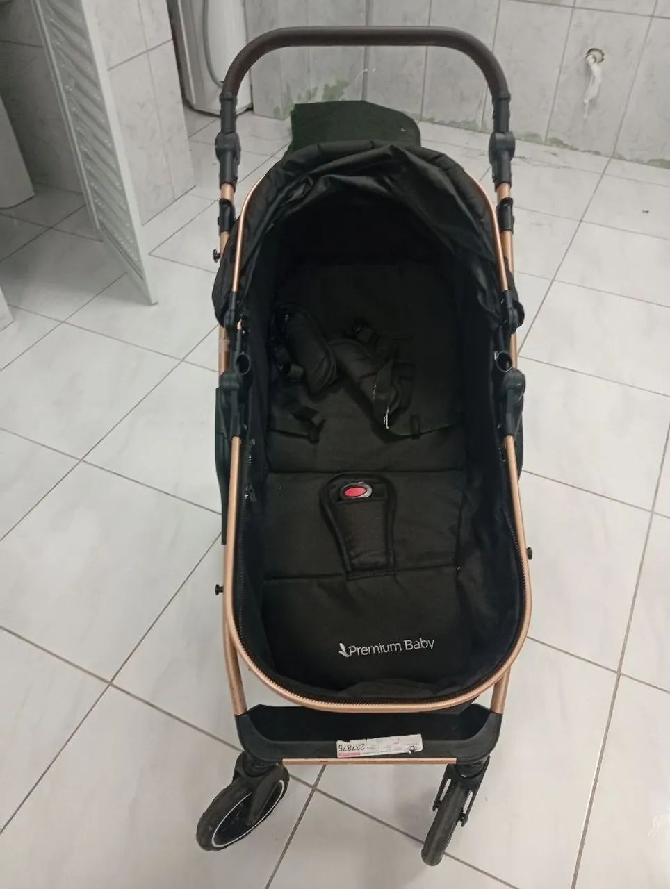 Vendo carinho de bebê semi novo, com Moisés, cadeirinha , bebê conforto e suporte do bebê  - Foto 5